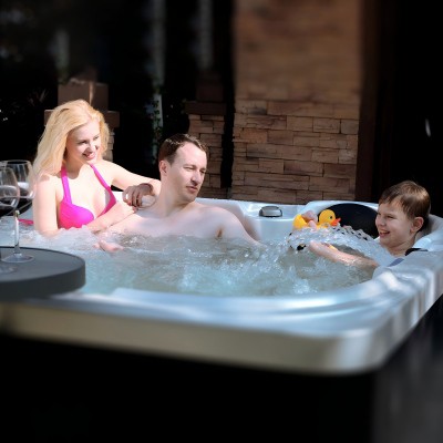 I vantaggi di avere una vasca idromassaggio in giardino per tutta la famiglia
