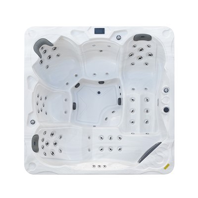 Massaggio nella vasca da bagno all'aperto per il relax